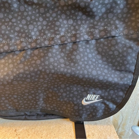 Nike Core Converge Large Messenger bag - perfect for someone on the run - Picture 7 of 16